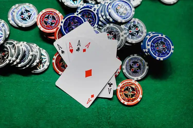 Pengguna memeriksa detail pembayaran digital
